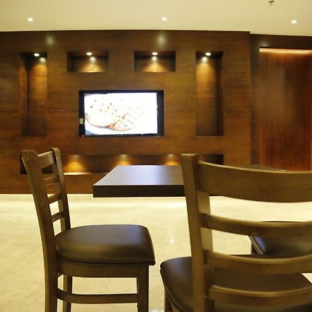 Flora Hotel Suite 2 فلورا2 للشقق المخدومة Rijád Kültér fotó